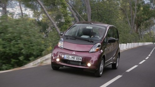 Per direct heeft Mitsubishi de prijs van de volledig elektrische i-MiEV verlaagd. Dankzij schaalvoordelen in de productie van de batterij besparen de Japanners kosten en komt de nieuwe prijs op 27.990