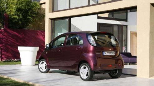 Parijs. Een altijd levendige metropool met ruim twee miljoen inwoners, duizenden toeristen en een permanent spitsuur. Geen ideale omgeving om kennis te maken met een nieuwe auto. Mitsubishis i-MiEV p