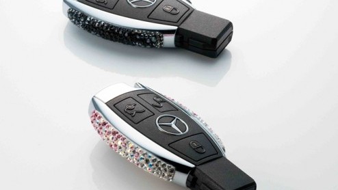 Je zult je auto maar zo mooi vinden dat je m als een sierraad beschouwt. Dan zitten Japanners bij Mercedes-Benz goed. Mercedes-Benz introduceert samen met Swarovksi een glamoureuze contactsleutel waa
