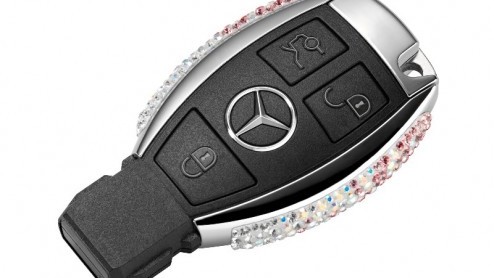 Je zult je auto maar zo mooi vinden dat je m als een sierraad beschouwt. Dan zitten Japanners bij Mercedes-Benz goed. Mercedes-Benz introduceert samen met Swarovksi een glamoureuze contactsleutel waa