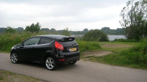 Autonavigatie is er in allerlei soorten en maten. Naast allerhande gentegreerde systemen en draagbare exemplaren doemt er ook steeds vaker navigatiesoftware voor smartphones op. Nieuw is Fords Mobil
