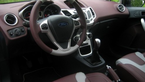 Autonavigatie is er in allerlei soorten en maten. Naast allerhande gentegreerde systemen en draagbare exemplaren doemt er ook steeds vaker navigatiesoftware voor smartphones op. Nieuw is Fords Mobil
