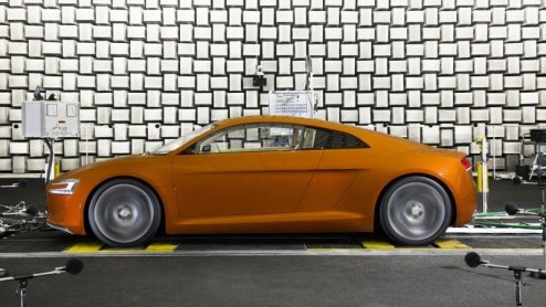 Leuk, al die elektrische autos, maar ze hebben een nadeel: er komt weinig geluid uit. En dat is een probleem wanneer je stapvoets rijdt en voetgangers je niet opmerken. Ook Audi realiseert zich dat d