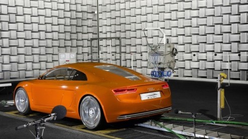 Leuk, al die elektrische autos, maar ze hebben een nadeel: er komt weinig geluid uit. En dat is een probleem wanneer je stapvoets rijdt en voetgangers je niet opmerken. Ook Audi realiseert zich dat d