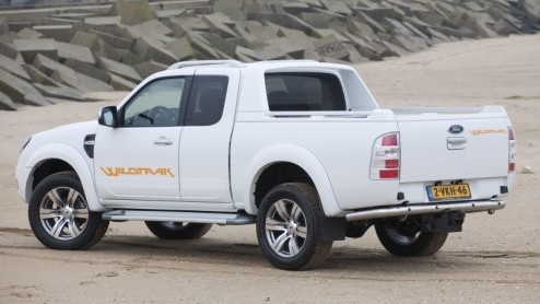 Fords avontuurlijke pick-up, de Ranger, is er vanaf nu ook als extra stoere Wildtrak 4x4. Opgewaardeerd met 18 inch wielen, sportieve details, hippe striping en een verrijkt interieur staat deze Limi