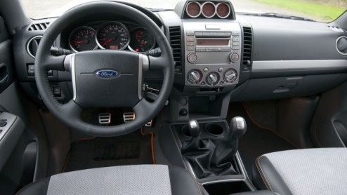 Fords avontuurlijke pick-up, de Ranger, is er vanaf nu ook als extra stoere Wildtrak 4x4. Opgewaardeerd met 18 inch wielen, sportieve details, hippe striping en een verrijkt interieur staat deze Limi