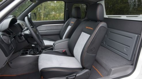 Fords avontuurlijke pick-up, de Ranger, is er vanaf nu ook als extra stoere Wildtrak 4x4. Opgewaardeerd met 18 inch wielen, sportieve details, hippe striping en een verrijkt interieur staat deze Limi