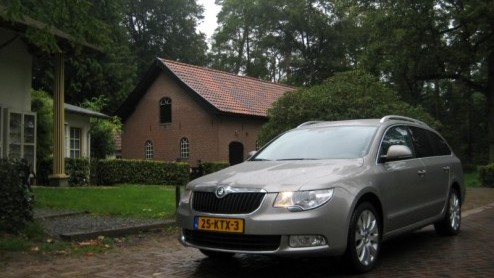 Als de gelegenheid zich voor doet te mogen investeren in een flinke gezins- of zakenauto met allerlei luxe, dan staat de gevestigde (Duitse, Zweedse) orde maar al te graag klaar om bijpassend vervoer