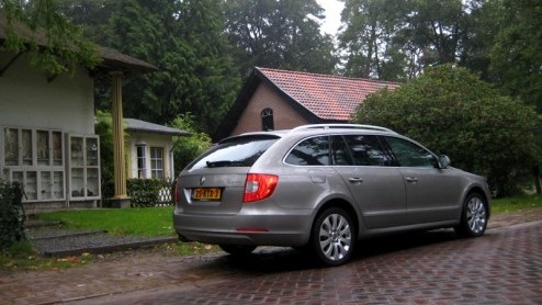 Als de gelegenheid zich voor doet te mogen investeren in een flinke gezins- of zakenauto met allerlei luxe, dan staat de gevestigde (Duitse, Zweedse) orde maar al te graag klaar om bijpassend vervoer