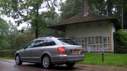 Als de gelegenheid zich voor doet te mogen investeren in een flinke gezins- of zakenauto met allerlei luxe, dan staat de gevestigde (Duitse, Zweedse) orde maar al te graag klaar om bijpassend vervoer
