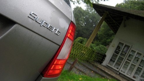 Als de gelegenheid zich voor doet te mogen investeren in een flinke gezins- of zakenauto met allerlei luxe, dan staat de gevestigde (Duitse, Zweedse) orde maar al te graag klaar om bijpassend vervoer