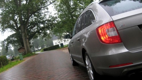 Als de gelegenheid zich voor doet te mogen investeren in een flinke gezins- of zakenauto met allerlei luxe, dan staat de gevestigde (Duitse, Zweedse) orde maar al te graag klaar om bijpassend vervoer