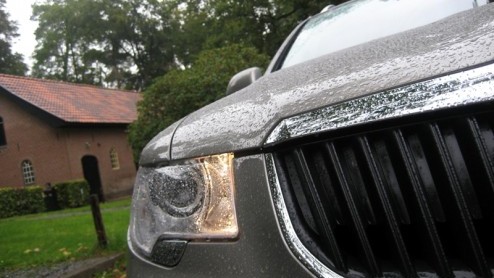 Als de gelegenheid zich voor doet te mogen investeren in een flinke gezins- of zakenauto met allerlei luxe, dan staat de gevestigde (Duitse, Zweedse) orde maar al te graag klaar om bijpassend vervoer