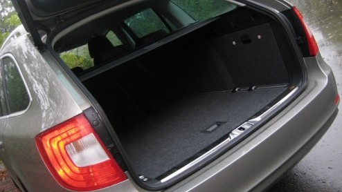 Als de gelegenheid zich voor doet te mogen investeren in een flinke gezins- of zakenauto met allerlei luxe, dan staat de gevestigde (Duitse, Zweedse) orde maar al te graag klaar om bijpassend vervoer