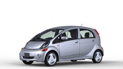 De Amerikanen are lucky. Terwijl wij voorlopig alleen de op en top Japans bemeten Mitsubishi i-MiEV tegemoet kunnen zien, is voor de USA een flink grotere versie ontwikkeld. Op de autoshow van Los Ang