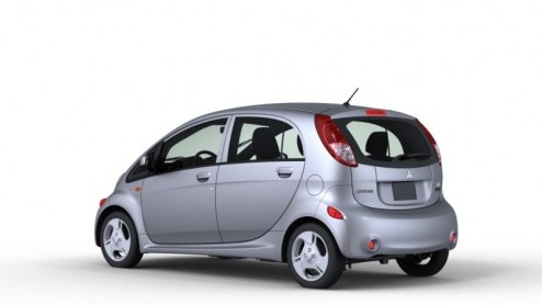 De Amerikanen are lucky. Terwijl wij voorlopig alleen de op en top Japans bemeten Mitsubishi i-MiEV tegemoet kunnen zien, is voor de USA een flink grotere versie ontwikkeld. Op de autoshow van Los Ang