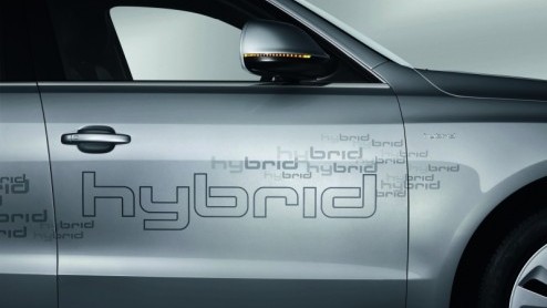 En we hebben er weer een hybride SUV bij; vandaag is de Q5 Hybrid quattro officieel. Audi zet in op een 2.0 TFSI benzineblok en koppelt er een elektromotor aan vast. Resultaat? 245 pk en 480 Nm....en 