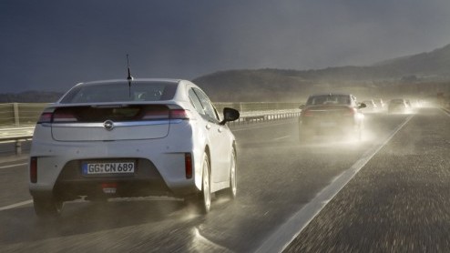 Morgen is het zo ver. Dan is de nieuwe Opel Ampera te reserveren, die in 2011 op de markt komt . Opels eerste elektrische auto, die door middel van een range extender grote afstanden kan afleggen, is 