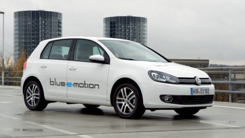Volkswagen heeft de introductie van de elektrische Golf in voorbereiding. Deze Golf Blue-e-motion komt in 2014 op de markt, beschikt over een 115 pk sterke elektromotor en komt met volle accus maxima