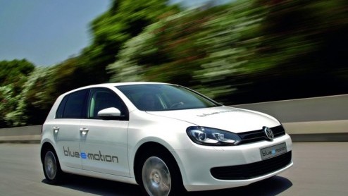 Volkswagen heeft de introductie van de elektrische Golf in voorbereiding. Deze Golf Blue-e-motion komt in 2014 op de markt, beschikt over een 115 pk sterke elektromotor en komt met volle accus maxima