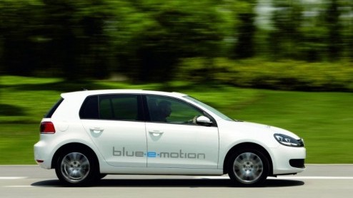 Volkswagen heeft de introductie van de elektrische Golf in voorbereiding. Deze Golf Blue-e-motion komt in 2014 op de markt, beschikt over een 115 pk sterke elektromotor en komt met volle accus maxima