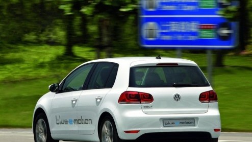Volkswagen heeft de introductie van de elektrische Golf in voorbereiding. Deze Golf Blue-e-motion komt in 2014 op de markt, beschikt over een 115 pk sterke elektromotor en komt met volle accus maxima