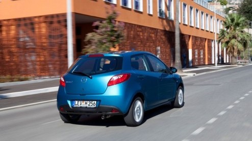 Er zijn van die facelifts waarbij je drie keer moet kijken om te zien wat er anders is. De nieuwe Mazda2 is daar een goed voorbeeld van, want de vernieuwing zit in slechts kleine dingen. Door zijn s
