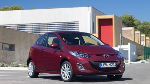 Er zijn van die facelifts waarbij je drie keer moet kijken om te zien wat er anders is. De nieuwe Mazda2 is daar een goed voorbeeld van, want de vernieuwing zit in slechts kleine dingen. Door zijn s