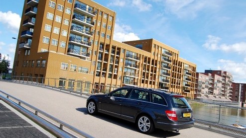 Mercedes-Benz werkt in rap tempo aan het vergroenen van haar modelgamma. Het meest ultieme voorbeeld daarvan is hybridetechniek en een viercilinderdiesel voor de S-Klasse. Ook bij de C-Klasse is er