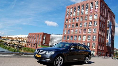 Mercedes-Benz werkt in rap tempo aan het vergroenen van haar modelgamma. Het meest ultieme voorbeeld daarvan is hybridetechniek en een viercilinderdiesel voor de S-Klasse. Ook bij de C-Klasse is er