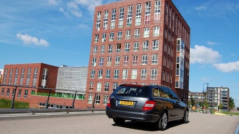Mercedes-Benz werkt in rap tempo aan het vergroenen van haar modelgamma. Het meest ultieme voorbeeld daarvan is hybridetechniek en een viercilinderdiesel voor de S-Klasse. Ook bij de C-Klasse is er