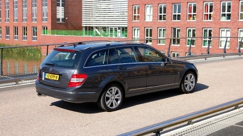 Mercedes-Benz werkt in rap tempo aan het vergroenen van haar modelgamma. Het meest ultieme voorbeeld daarvan is hybridetechniek en een viercilinderdiesel voor de S-Klasse. Ook bij de C-Klasse is er