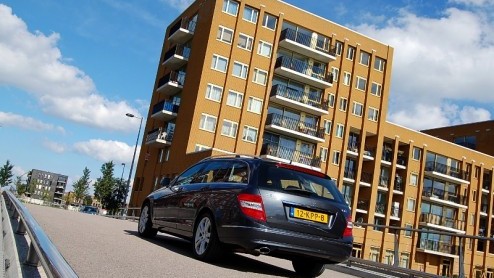 Mercedes-Benz werkt in rap tempo aan het vergroenen van haar modelgamma. Het meest ultieme voorbeeld daarvan is hybridetechniek en een viercilinderdiesel voor de S-Klasse. Ook bij de C-Klasse is er