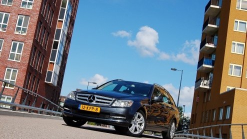 Mercedes-Benz werkt in rap tempo aan het vergroenen van haar modelgamma. Het meest ultieme voorbeeld daarvan is hybridetechniek en een viercilinderdiesel voor de S-Klasse. Ook bij de C-Klasse is er