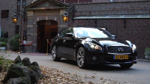 Audi, BMW en Mercedes-Benz, het zijn de top-3 merken die het in Europa voor het zeggen hebben met premium modellen. Lexus probeert er sinds 1990 een stokje tussen te steken en sinds krap twee jaar is