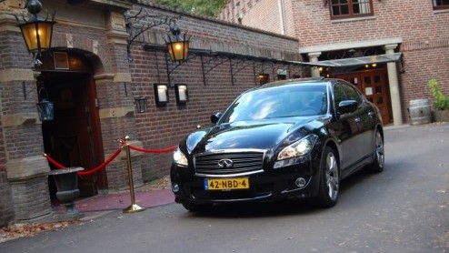 Audi, BMW en Mercedes-Benz, het zijn de top-3 merken die het in Europa voor het zeggen hebben met premium modellen. Lexus probeert er sinds 1990 een stokje tussen te steken en sinds krap twee jaar is