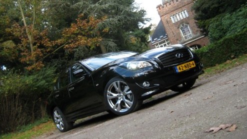 Audi, BMW en Mercedes-Benz, het zijn de top-3 merken die het in Europa voor het zeggen hebben met premium modellen. Lexus probeert er sinds 1990 een stokje tussen te steken en sinds krap twee jaar is