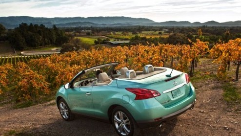 Denken we met een twee of vierdeurs SUV-Coupe wel genoeg varianten op het thema SUV te hebben gehad, komt Nissan doodleuk met de Murano CrossCabriolet! En het blijft niet alleen bij plagerij, want dez