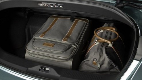 Denken we met een twee of vierdeurs SUV-Coupe wel genoeg varianten op het thema SUV te hebben gehad, komt Nissan doodleuk met de Murano CrossCabriolet! En het blijft niet alleen bij plagerij, want dez
