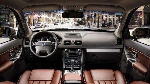 Voor het nieuwe modeljaar voert Volvo een krachtkuur door aan de D5 dieselmotorisering van de XC90. De vijfcilinder levert voortaan 200 pk en verbruikt tegelijkertijd iets minder brandstof. Nog iets z