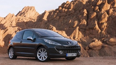 Peugeot lijkt de eer aan Renault te gunnen in de pk-race bij de 'hot hatches'. De nieuwe 207 RC laat het bij 175 pk, terwijl de Clio RS er 200 heeft. Maar de schijn bedriegt hier weer eens.