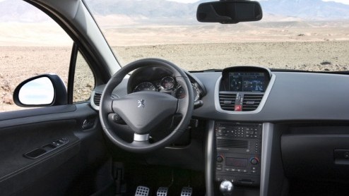 Peugeot lijkt de eer aan Renault te gunnen in de pk-race bij de 'hot hatches'. De nieuwe 207 RC laat het bij 175 pk, terwijl de Clio RS er 200 heeft. Maar de schijn bedriegt hier weer eens.