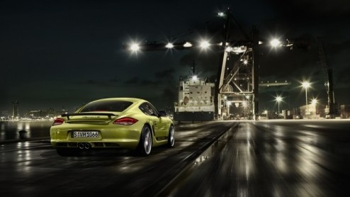 En dit is m dan, het nieuwe Porsche-model met middenmotor: de Porsche Cayman R! De topversie voelt zich op en top sportief en is lichter en sneller dan alle andere Caymans. Vandaag beleeft-ie zijn w