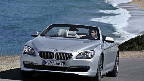 Terwijl de herfst zichtbaar is ingetreden en we de eerste kille winternachten al hebben doorstaan, komt BMW met de..6 Serie Cabrio tevoorschijn! De nieuwe generatie prijst zich met nieuwe motoren, ee