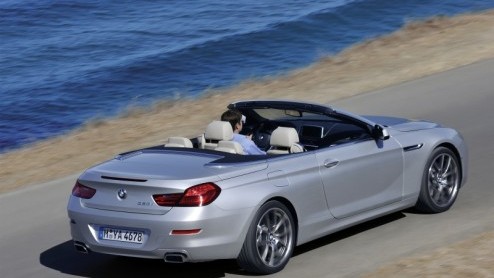 Terwijl de herfst zichtbaar is ingetreden en we de eerste kille winternachten al hebben doorstaan, komt BMW met de..6 Serie Cabrio tevoorschijn! De nieuwe generatie prijst zich met nieuwe motoren, ee