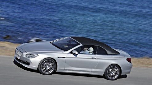 Terwijl de herfst zichtbaar is ingetreden en we de eerste kille winternachten al hebben doorstaan, komt BMW met de..6 Serie Cabrio tevoorschijn! De nieuwe generatie prijst zich met nieuwe motoren, ee
