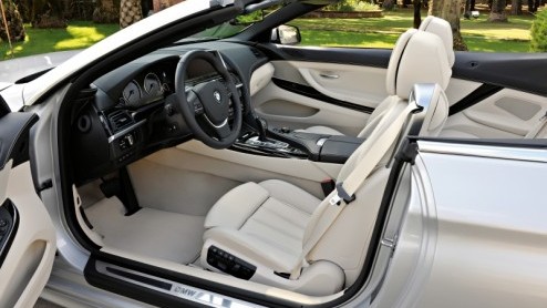 Terwijl de herfst zichtbaar is ingetreden en we de eerste kille winternachten al hebben doorstaan, komt BMW met de..6 Serie Cabrio tevoorschijn! De nieuwe generatie prijst zich met nieuwe motoren, ee
