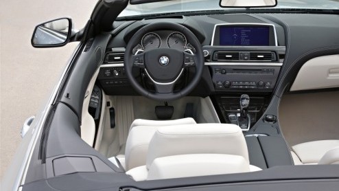 Terwijl de herfst zichtbaar is ingetreden en we de eerste kille winternachten al hebben doorstaan, komt BMW met de..6 Serie Cabrio tevoorschijn! De nieuwe generatie prijst zich met nieuwe motoren, ee