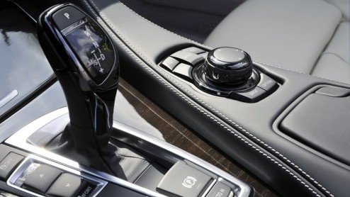 Terwijl de herfst zichtbaar is ingetreden en we de eerste kille winternachten al hebben doorstaan, komt BMW met de..6 Serie Cabrio tevoorschijn! De nieuwe generatie prijst zich met nieuwe motoren, ee