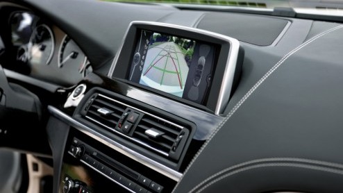 Terwijl de herfst zichtbaar is ingetreden en we de eerste kille winternachten al hebben doorstaan, komt BMW met de..6 Serie Cabrio tevoorschijn! De nieuwe generatie prijst zich met nieuwe motoren, ee